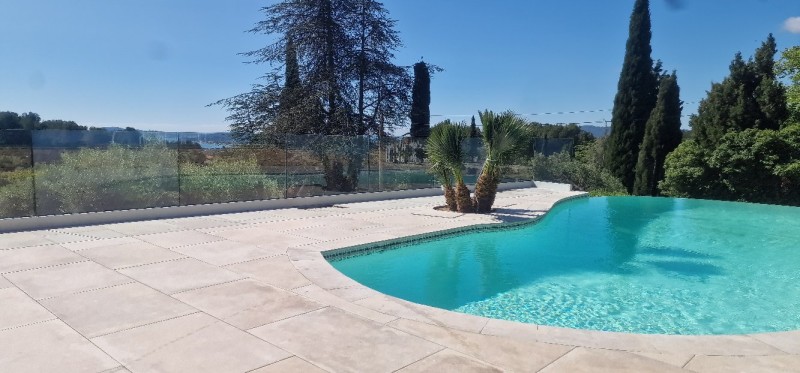  Installation d’un garde-corps en verre à La Valette-du-Var : sécurisez votre piscine pour un été en toute tranquillité